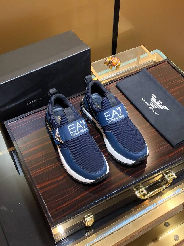 商品名称：Armani 阿玛尼 正规码数: 38-44 套脚鞋 商品材料：精选 飞织鞋面，柔软羊皮垫脚；原厂特供大底。